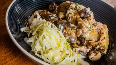 So sieht das fertige Herbstgericht aus: Maultaschen mit Krautsalat und Pilzsoße á Stefan Herbolzheimer. (Foto: Evi Lemberger)