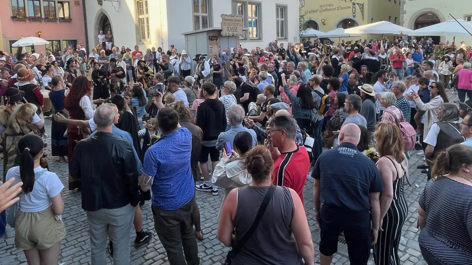 Zweiter Tag bei den Pfingsfestspielen in Rothenburg. Bei bestem Wetter gibt es überall in der Stadt mittelalterliches Treiben zu bewundern. (Foto: Gerhard Krämer)