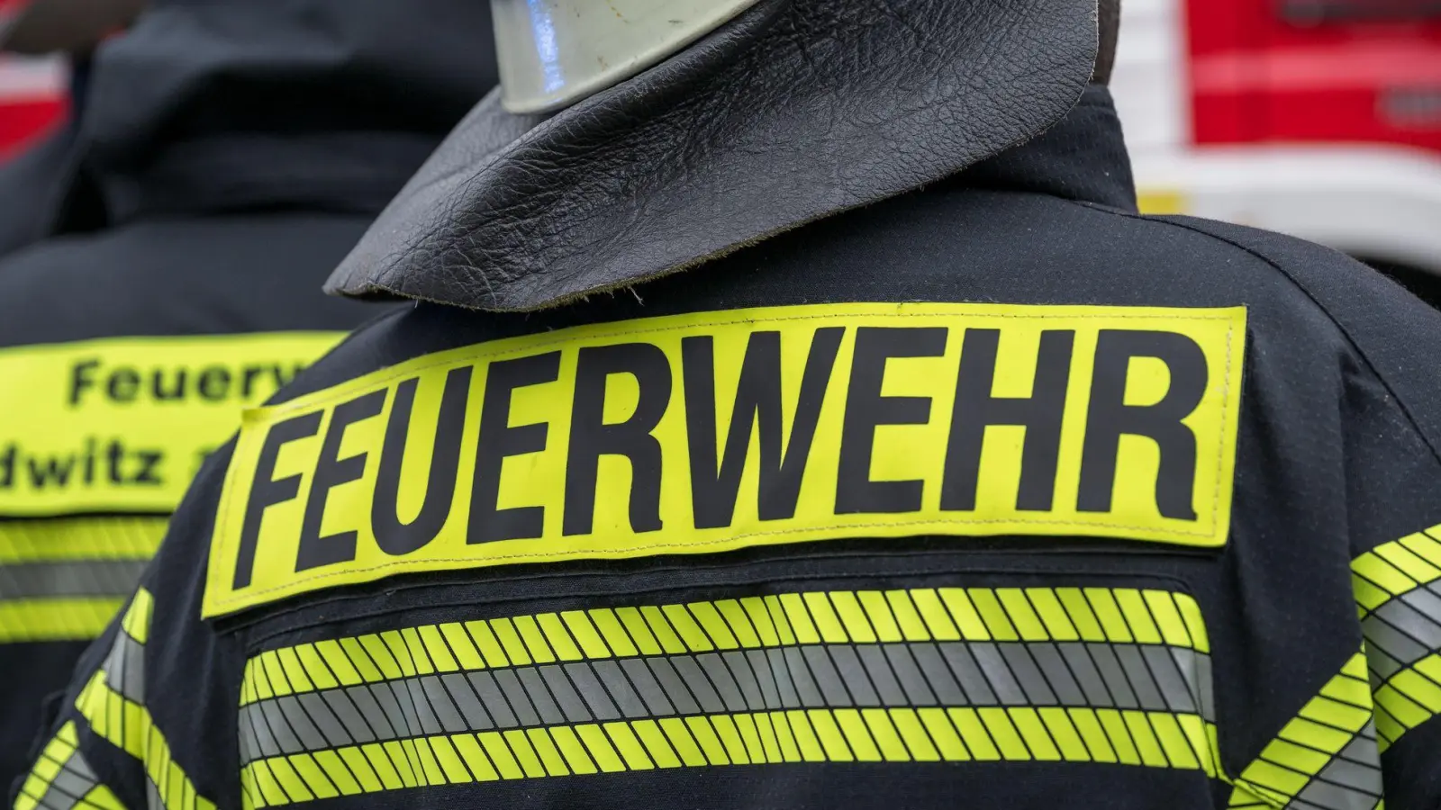 Feuerwehrleute löschten den Brand und entdeckten im Gebäude eine leblose Person. (Symbolbild) (Foto: Daniel Vogl/dpa)