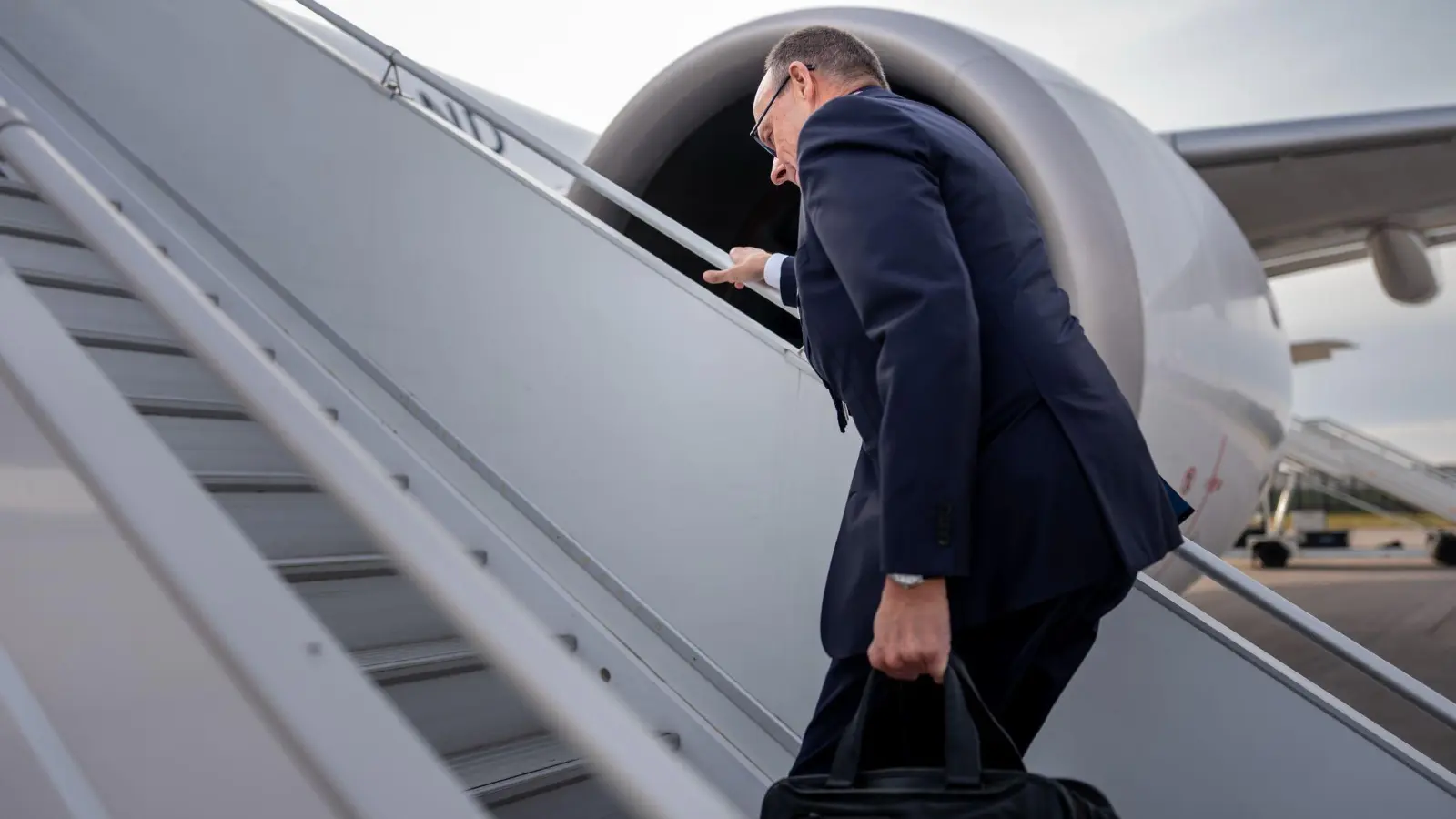 Merz beginnt seine Reise nach Jordanien.  (Foto: Michael Kappeler/dpa)