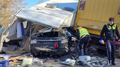 Der Wohnwagen wurde bei dem Unfall auf das Auto geschleudert.  (Foto: Helmut Degenhart/zema-medien/dpa)