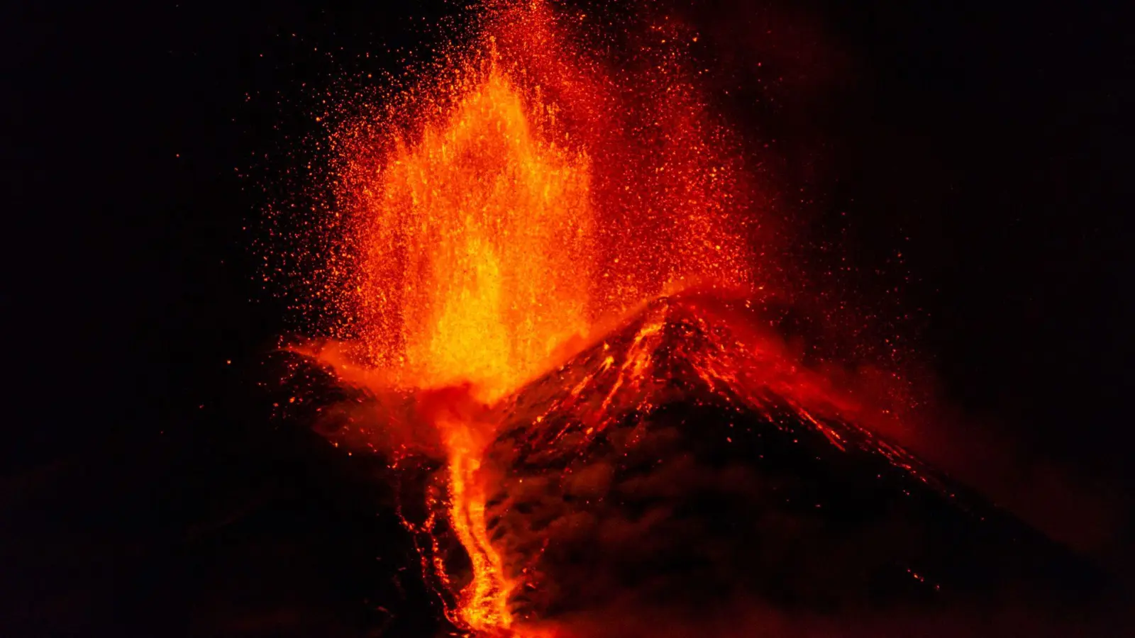 Der Ätna zeigt wieder erhöhte Aktivität. (Archivbild) (Foto: Salvatore Allegra/AP/dpa)