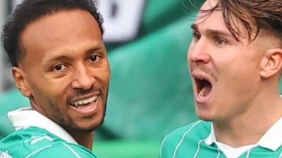 Will auch gegen Schalke jubeln: Felix Klaus (r). (Foto: Daniel Karmann/dpa)