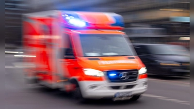 Bei einem Wohnungsbrand in einem Mehrfamilienhaus ist ein älterer Bewohner lebensgefährlich verletzt worden. (Symbolbild) (Foto: Monika Skolimowska/dpa)