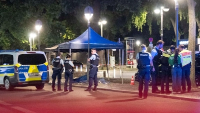 Die Polizei sperrt den Tatort ab.  (Foto: Christophe Gateau/dpa)