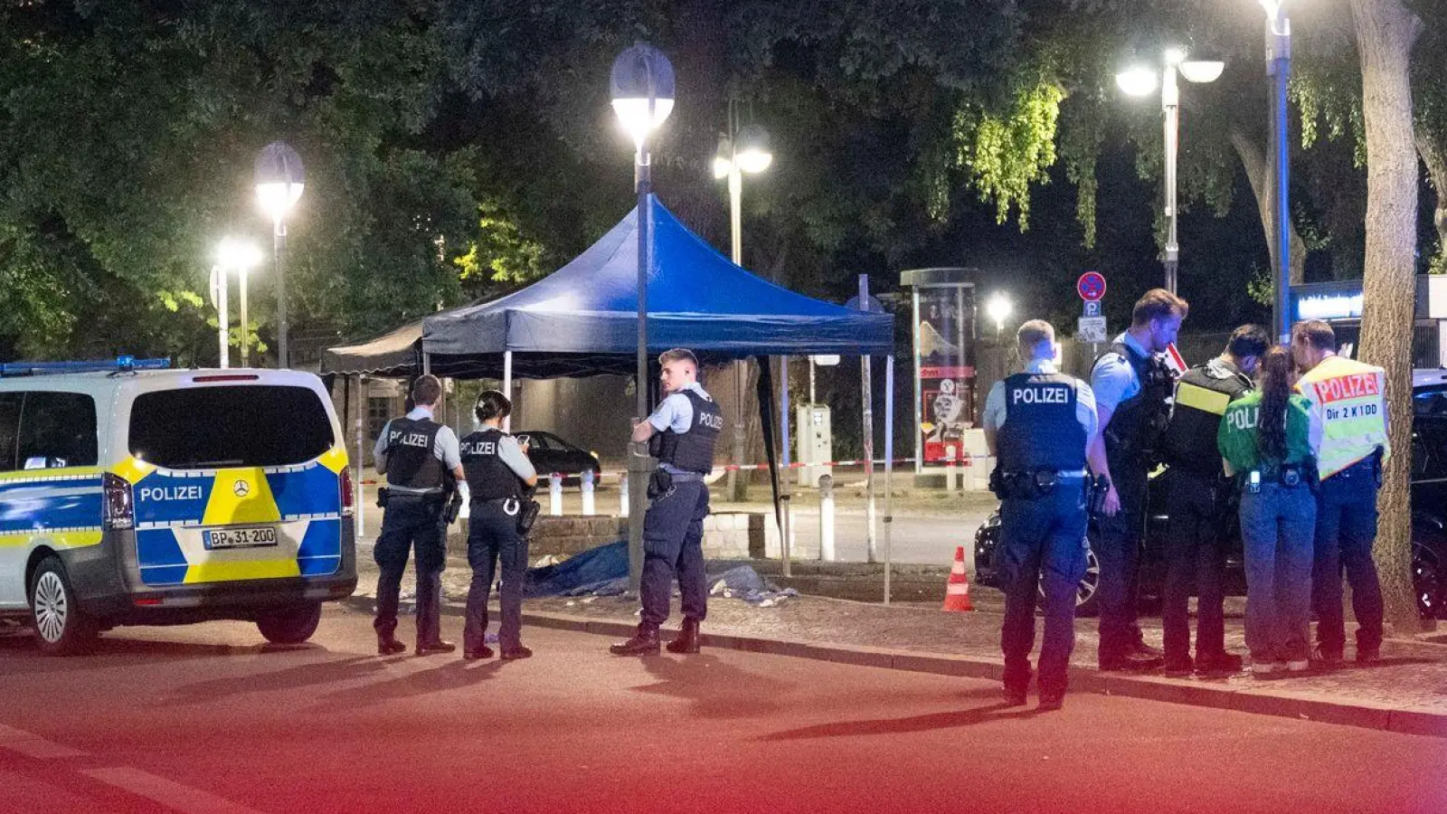 Die Polizei sperrt den Tatort ab.  (Foto: Christophe Gateau/dpa)