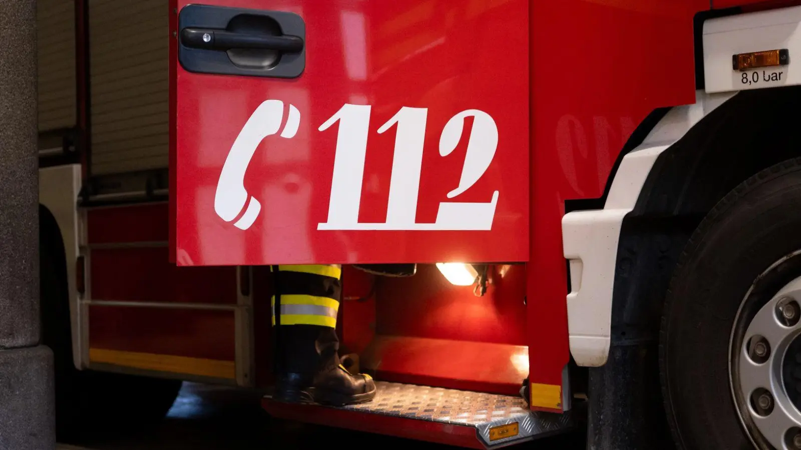 Die Feuerwehr rückte am Mittag zu einem Wohnhausbrand in Landshut aus. (Symbolbild) (Foto: Niklas Treppner/dpa)