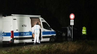 Polizisten im Einsatz an einem Waldgebiet in Dormagen. Dort war die Leiche des 14-Jährigen gefunden worden. (Archivbild) (Foto: Vincent Kempf/dpa)