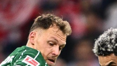 Jagd auf die Bayern? Die Werder-Spieler Senne Lynen (l) und Yukinari Sugawara bedrängen den Münchner Profi Luis Diaz. (Foto: Harry Langer/dpa)