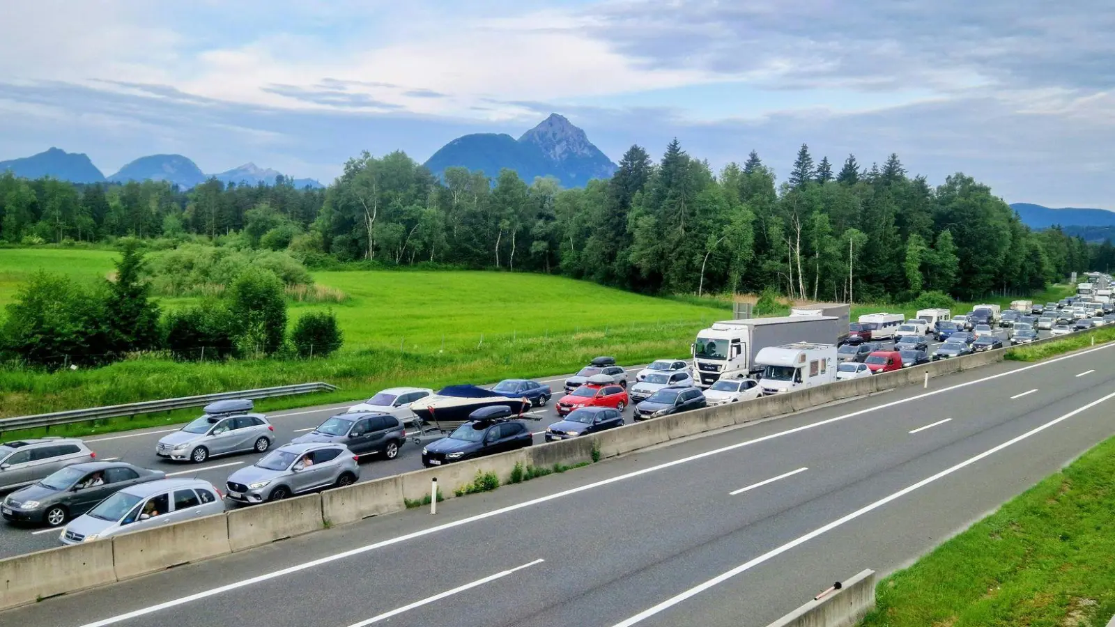 Mit weiteren Ab- und Auffahrtssperren auf der Tauernautobahn sollen Daten für einen besseren Verkehrsfluss gesammelt werden (Foto: Bernhard Niederhauser/APA/dpa)
