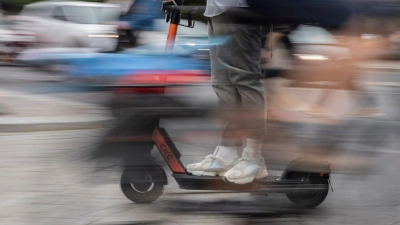 Vor dem Kauf prüfen: Ein E-Scooter braucht eine Allgemeine Betriebserlaubnis (ABE), sonst darf er nicht auf öffentlichen Straßen fahren. (Foto: Christoph Soeder/dpa/dpa-tmn)