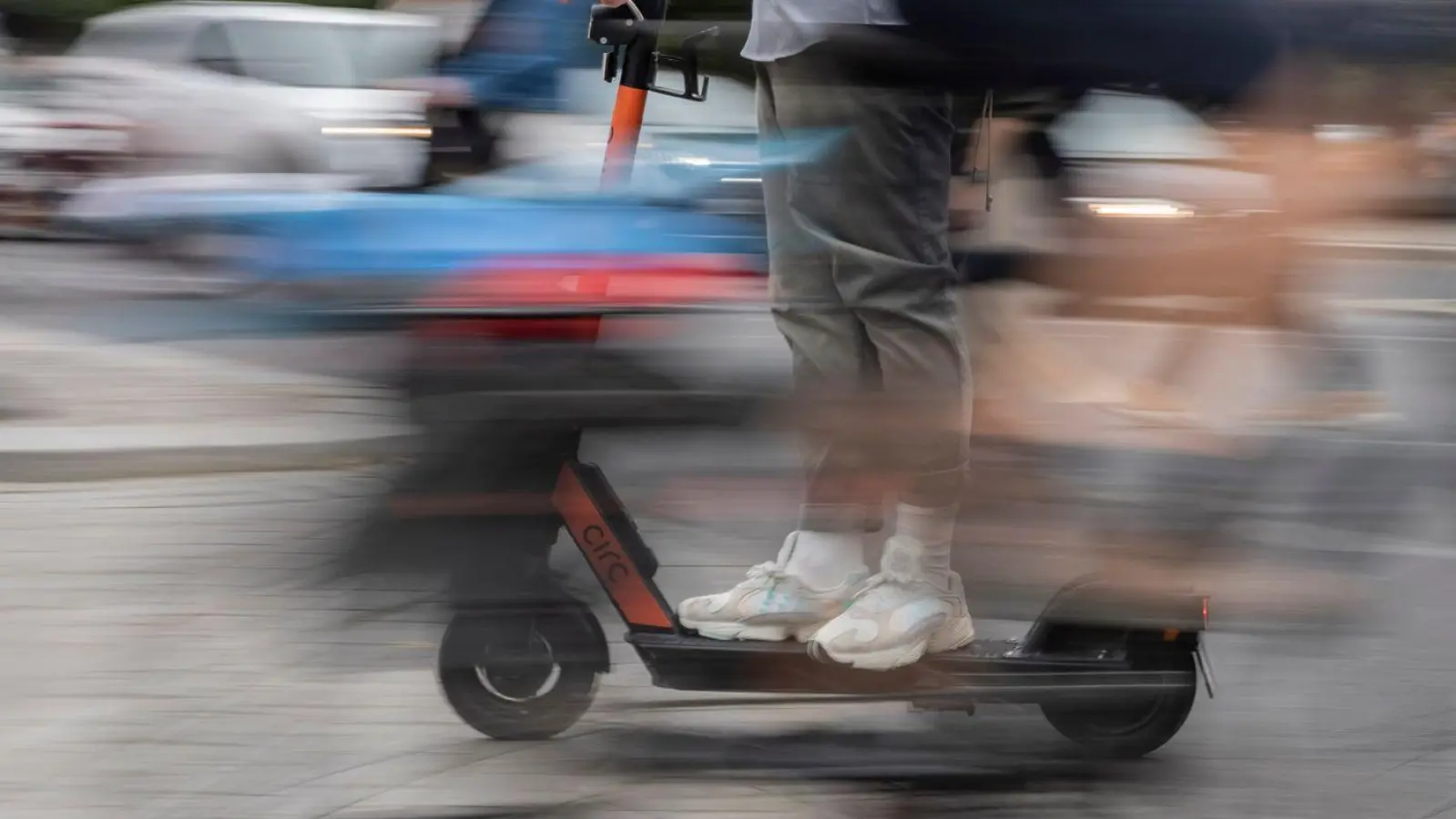 Vor dem Kauf prüfen: Ein E-Scooter braucht eine Allgemeine Betriebserlaubnis (ABE), sonst darf er nicht auf öffentlichen Straßen fahren. (Foto: Christoph Soeder/dpa/dpa-tmn)