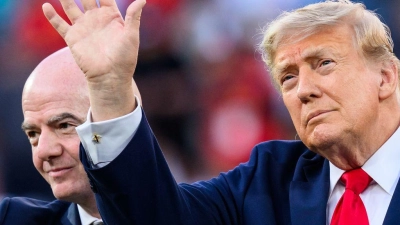 Gianni Infantino (l) soll Donald Trump um Hilfe gebeten haben. (Archivbild) (Foto: Tom Weller/dpa)