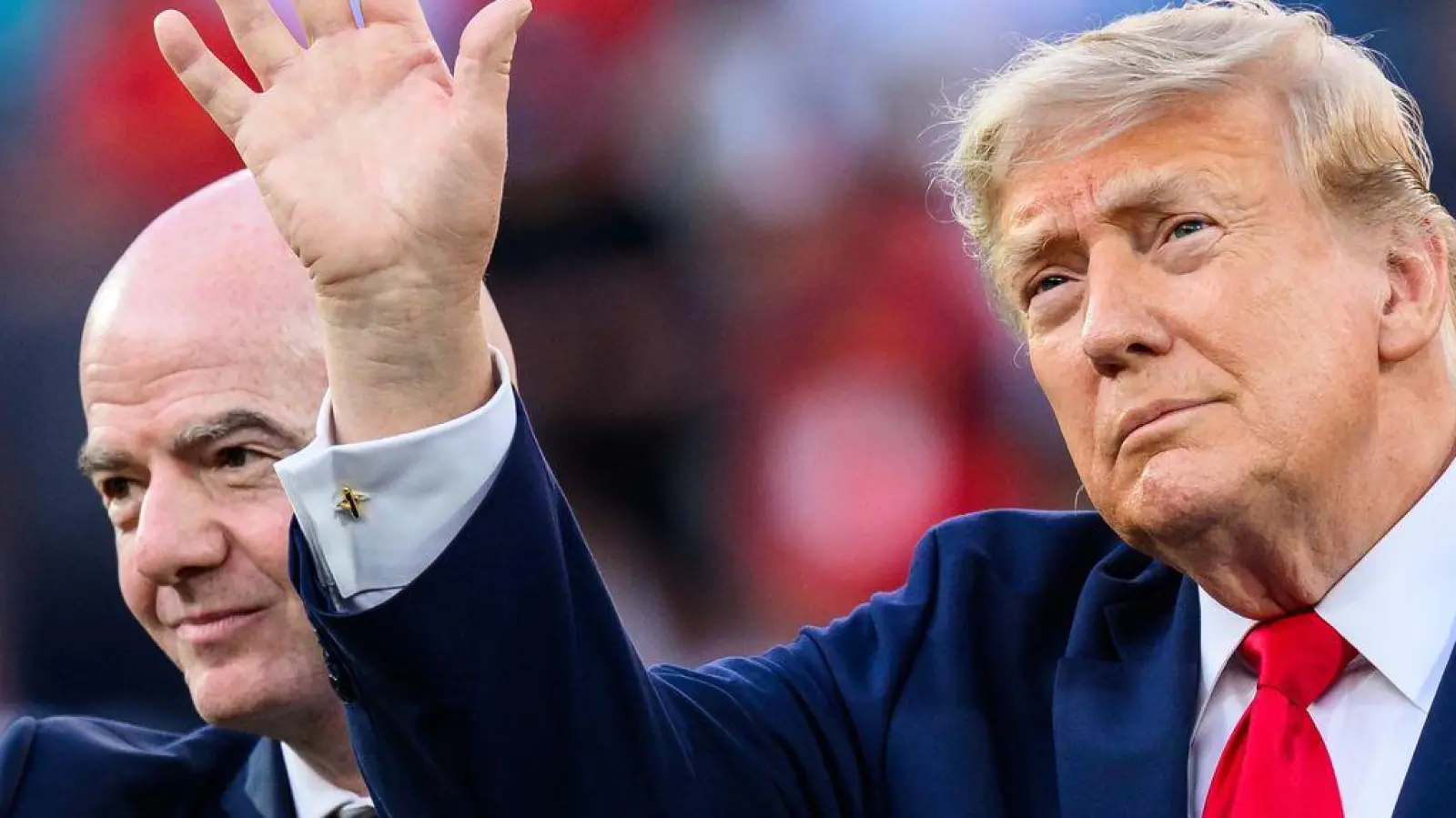 Gianni Infantino (l) soll Donald Trump um Hilfe gebeten haben. (Archivbild) (Foto: Tom Weller/dpa)