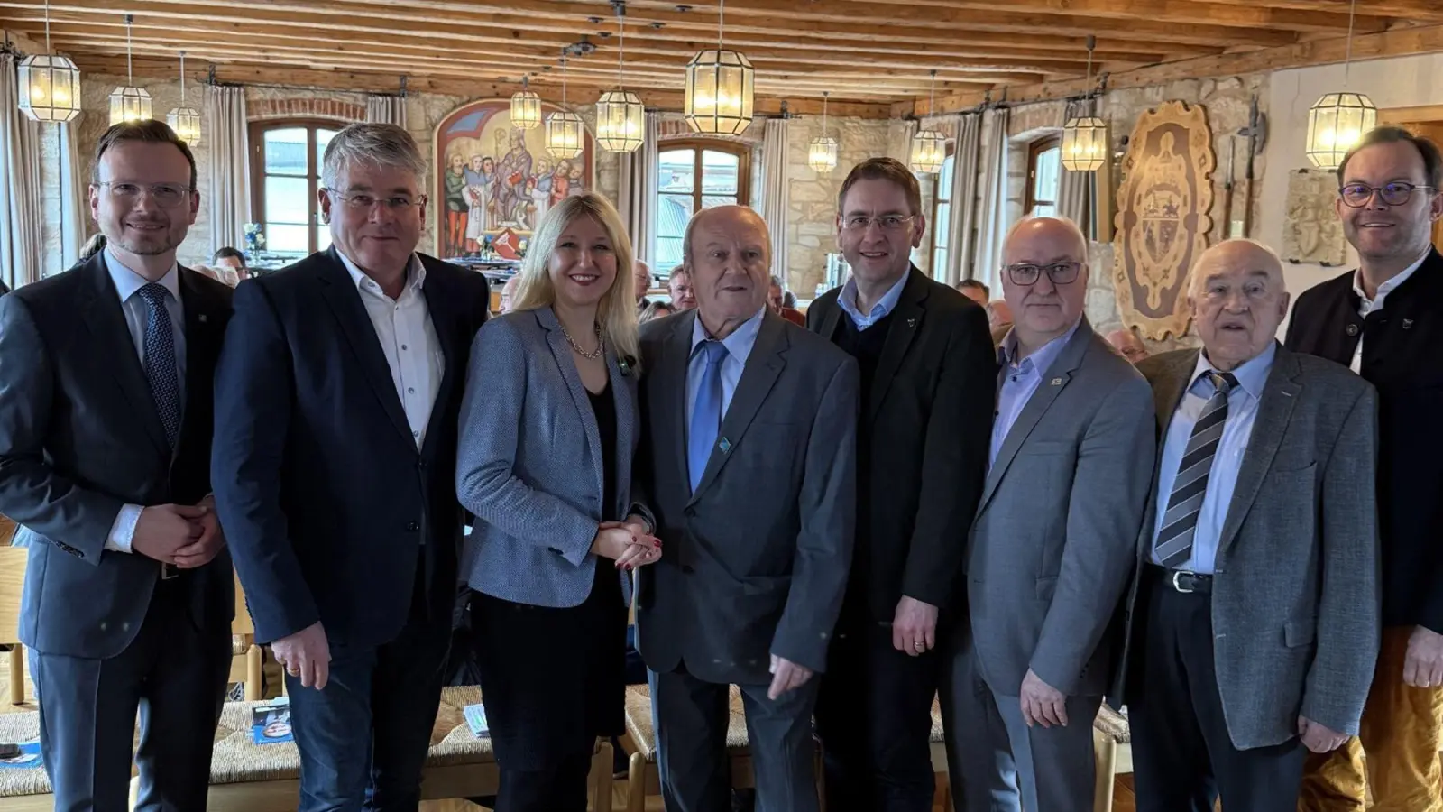 Ortsverbandvertreter und Festgäste beim Jubiläum (von links): Ehrengäste bei der 50-Jahr-Feier der CSU Wilburgstetten: Bezirkstagspräsident Peter Daniel Forster, MdL Winfried Mack aus Baden-Württemberg, Staatssekretärin Dr. Silke Launert, Ortsverbandsvorsitzender Alfred Mahler, Landrat Dr. Jürgen Ludwig, Stimmkreisabgeordneter Helmut Schnotz, Ehrenvorsitzender Alfred Michel und Bürgermeister Michael Sommer. (Foto: Friedrich Zinnecker)