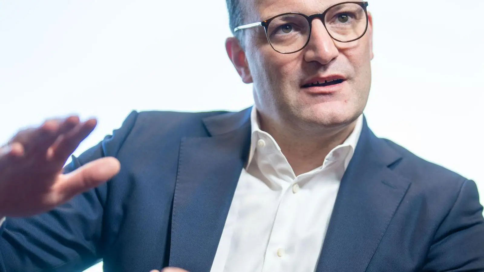 Eine Aufarbeitung der Corona-Politik täte auch der Gesellschaft gut, findet Jens Spahn. (Foto: Michael Kappeler/dpa)