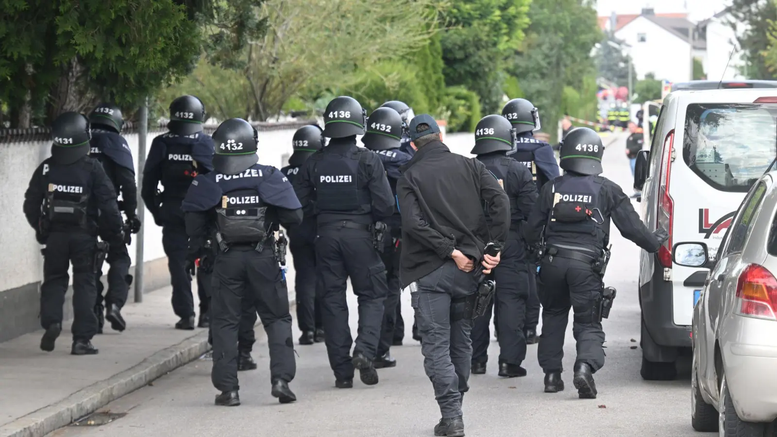 Mit einem Großaufgebot war die Polizei im Münchner Norden im Einsatz, ebenso auf dem Oktoberfest.  (Foto: Felix Hörhager/dpa)