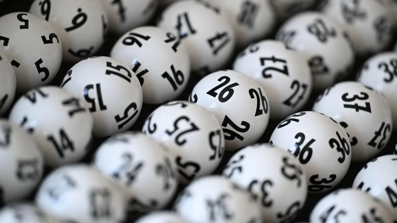 Die Staatliche Lotterie- und Spielbankverwaltung erzielte im ersten Halbjahr einen Umsatz von 641,8 Millionen Euro. (Symbolbild) (Foto: Arne Dedert/dpa)