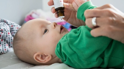 Winterbabys nehmen meist länger Vitamin-D-Präparate: Bei Geburt im Herbst oder Winter wird die Einnahme auf 18 Monate verlängert. (Foto: Christin Klose/dpa-tmn)