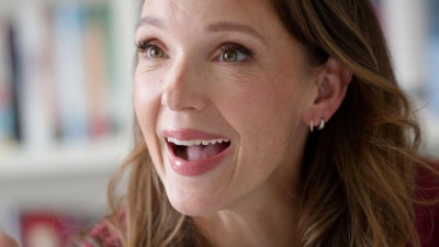 Das Kind von Carolin Kebekus hat an seinem ersten Geburtstag auf eine Kerze gehauen.  (Foto: Henning Kaiser/dpa)