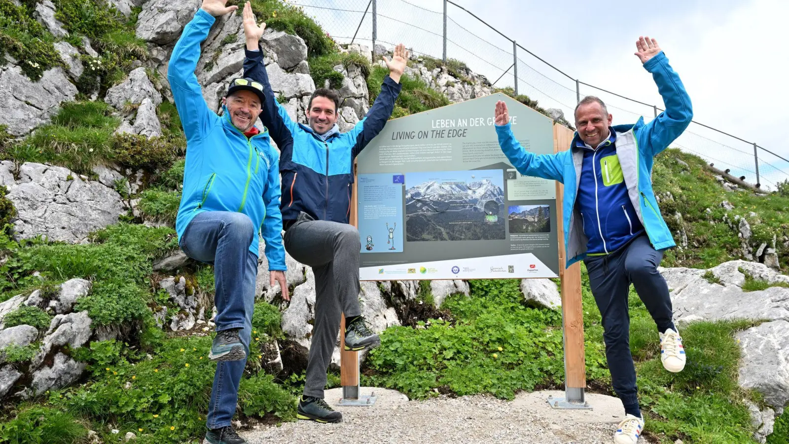 Christian und Felix Neureuther mit Umweltminister Glauber am Fuß der Alpspitze. (Foto: Peter Kneffel/dpa)