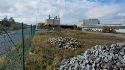 Dort könnten/sollten/müssten sie stehen, sind aber nach wie vor weit und breit nicht in Sicht: die Container für das vertraglich vereinbarte, aber mittlerweile überflüssige Containerdorf auf dem EKA-Areal. (Archivfoto: Nina Daebel)