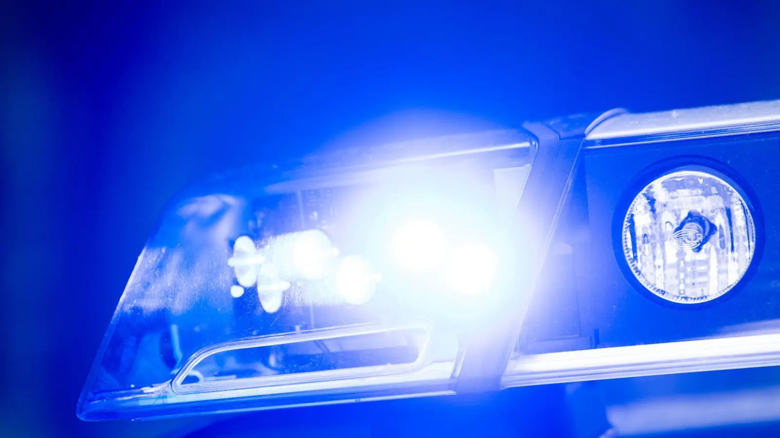 Die Polizei gibt die Verfolgungsfahrt zwischenzeitlich auf. (Symbolbild) (Foto: Lino Mirgeler/dpa)