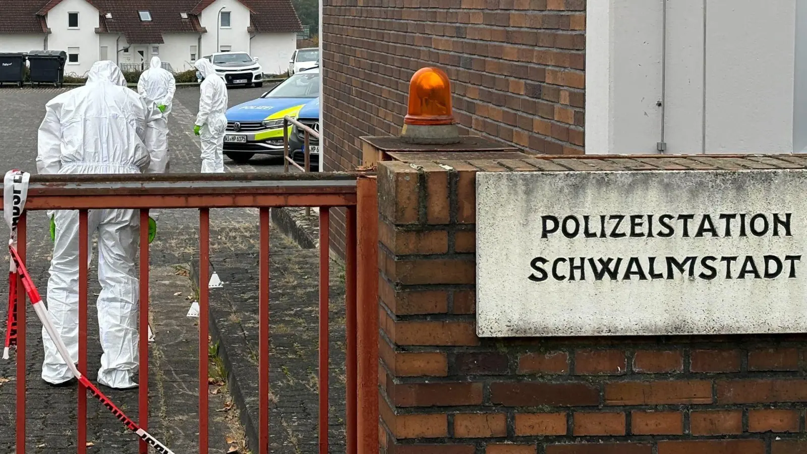 Eine Frau richtet eine Waffe auf Beamte vor der Polizeiwache in Schwalmstadt und wird erschossen. Laut den Ermittlungen handelte es sich nicht um eine scharfe Waffe. (Foto: Nicole Schippers/dpa)