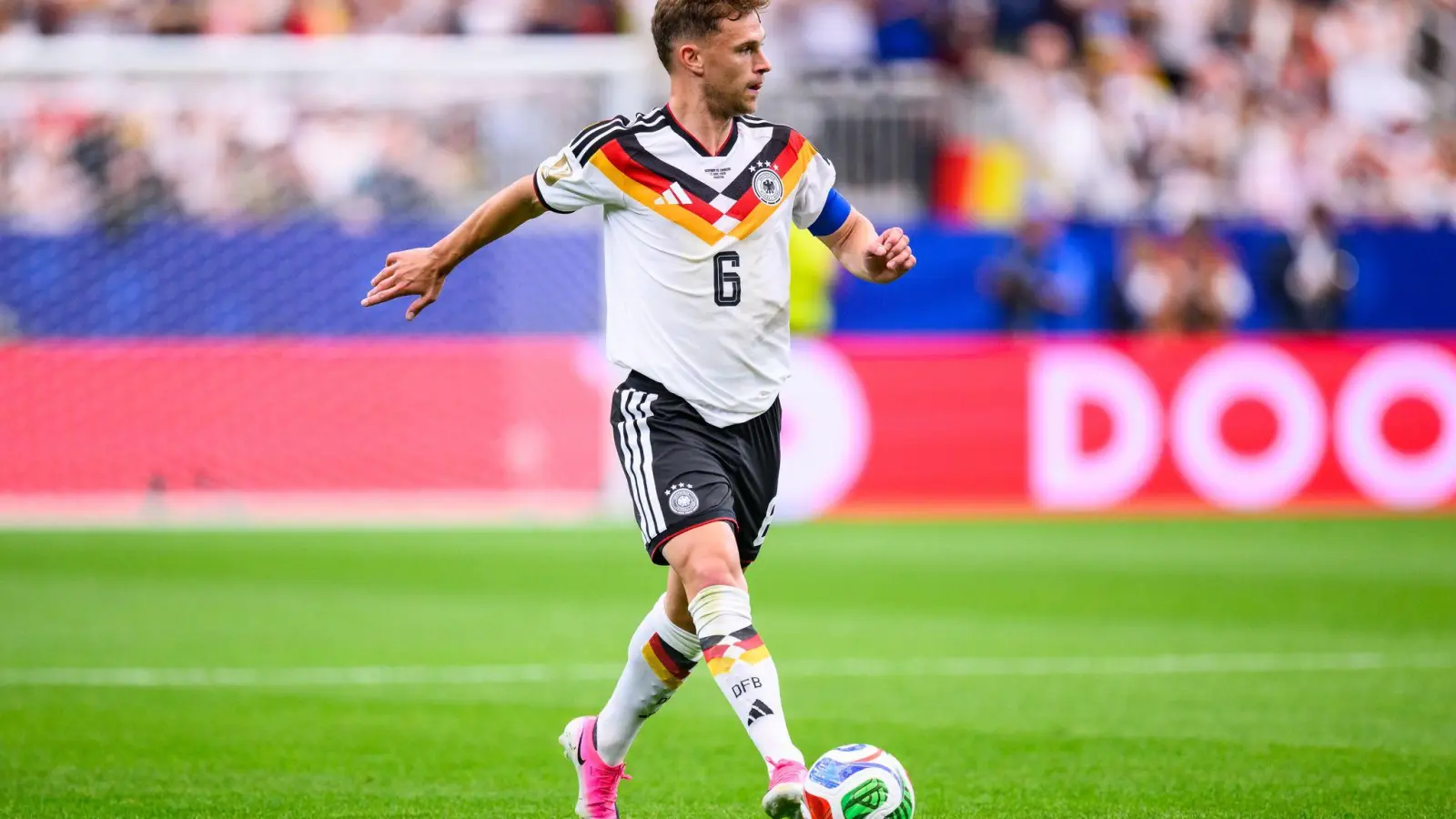 Wie seine Kollegen trägt der DFB-Kapitän pink - das neueste Modell seines Ausrüsters.  (Foto: Tom Weller/dpa)
