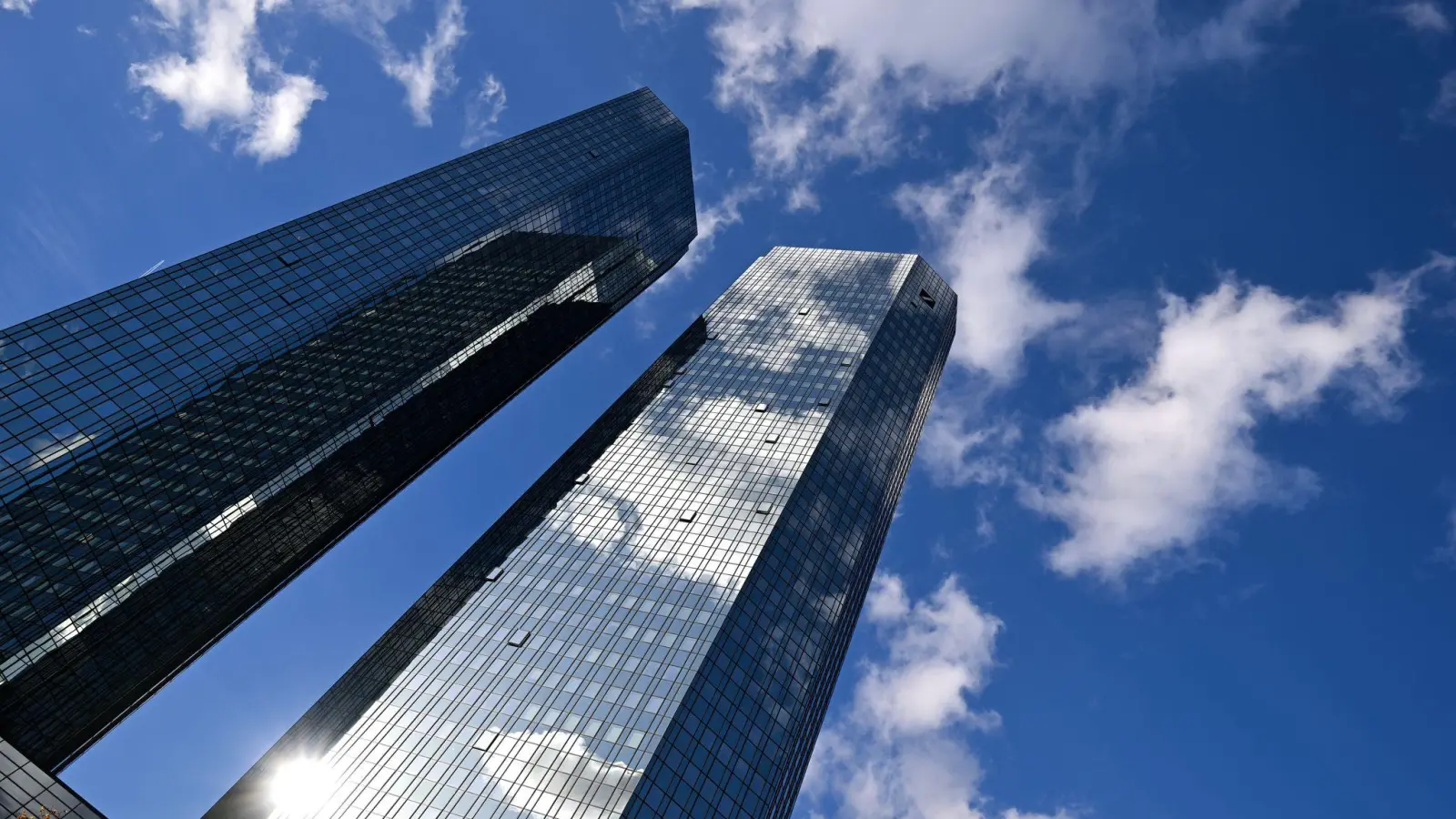 Die Deutsche Bank treibt die Digitalisierung ihres Privatkundengeschäfts voran. (Archivbild) (Foto: Arne Dedert/dpa)