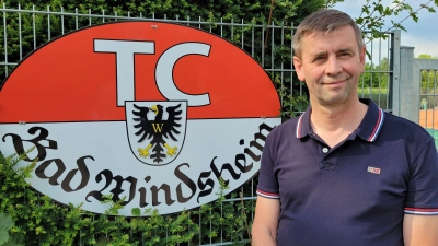 Frank Jäger ist Vorsitzender des Tennis-Clubs in Bad Windsheim und freut sich auf das einzigartige Jubiläumsfest, das auf der Anlage und im Clubhaus gefeiert wird. (Foto: Nina Daebel)