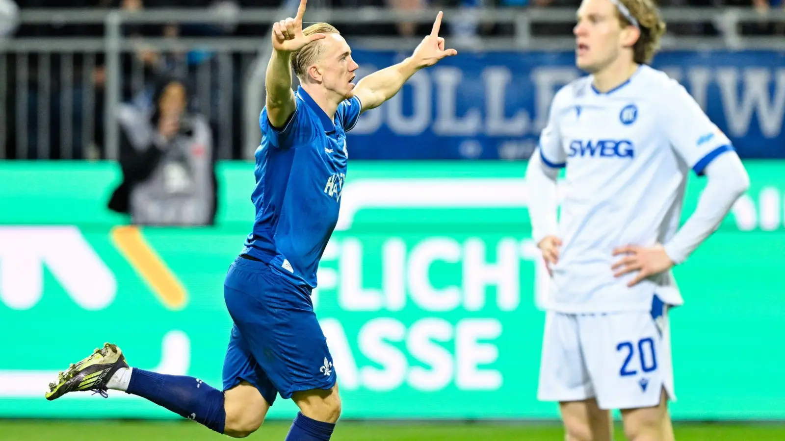 Darmstadts Isac Lidberg jubelt über sein Tor zum zwischenzeitlichen 2:1 gegen Karlsruhe. (Foto: Uwe Anspach/dpa)