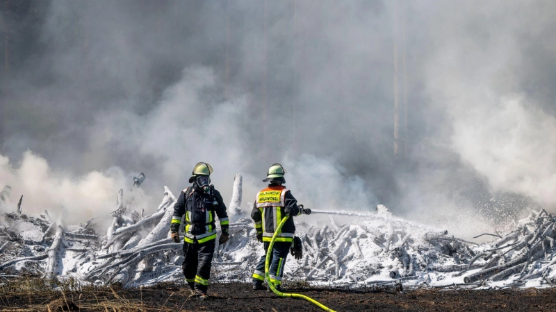 Ein Böschungsbrand hat einen Feuerwehreinsatz ausgelöst.  (Foto: Peter Kneffel/dpa)