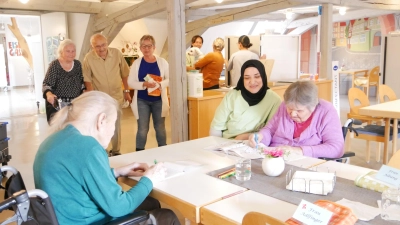Gleich gibt’s Mittagessen in der Bad Windsheimer Hospitalstiftung: Im Vordergrund sind Betty Stark, Sabina Abdullayeva und Babette Kleinlein (von links) zu sehen. (Foto: Ulli Ganter)