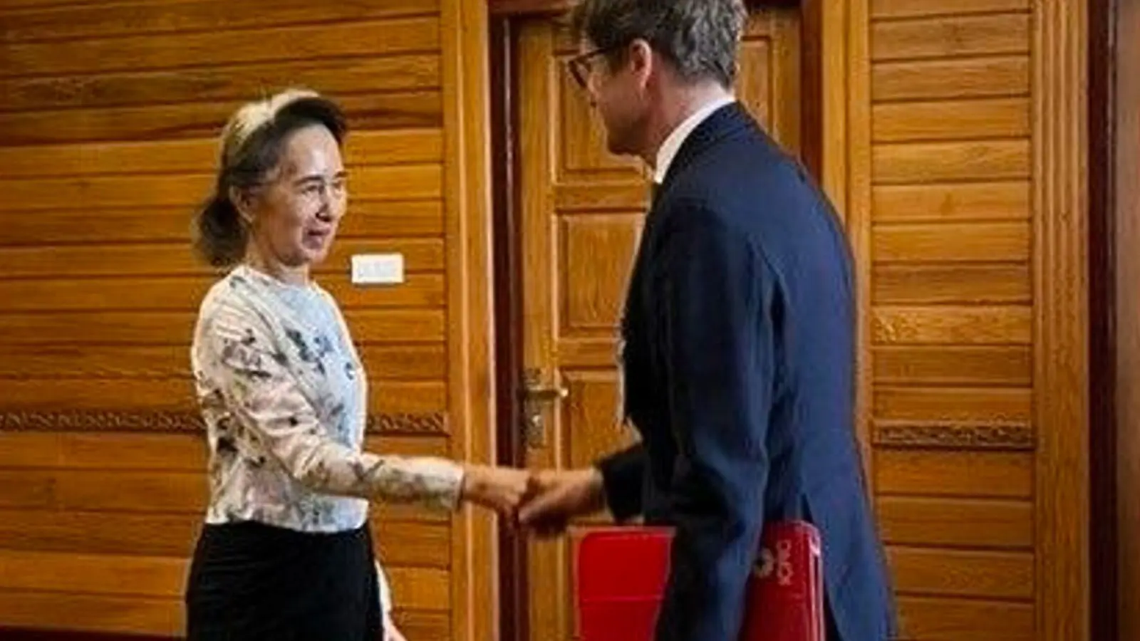 Wo das Treffen Suu Kyis mit Arnaud de Baecque stattfand, blieb unklar. (Foto: Uncredited/Myanmar President Office via AP/dpa)