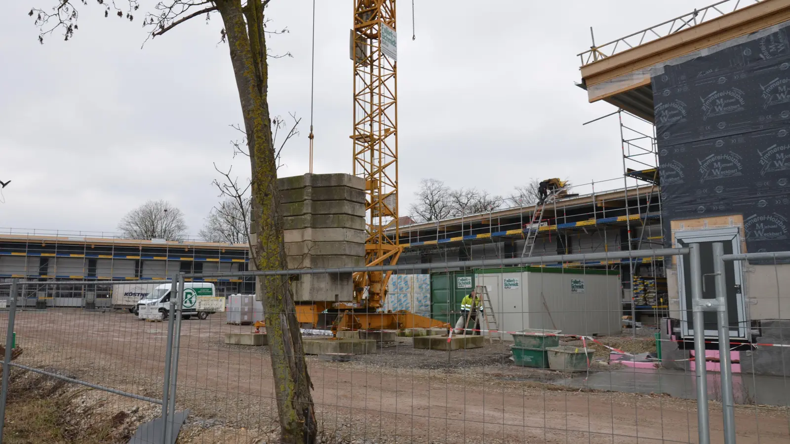 Es geht voran beim neuen Feuerwehrhaus zwischen Bundes- und Bahnhofstraße. Das ist zwar schön, doch bringt der Bau die Stadt aktuell auch an die Grenzen ihrer finanziellen Belastbarkeit. (Foto: Christa Frühwald)