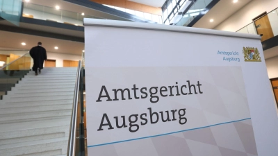Ein Vater muss sich mit seiner Ehefrau vor dem Augsburger Amtsgericht verantworten, weil es immer wieder zu Misshandlungen des Sohnes gekommen sein soll. (Symbolfoto) (Foto: Karl-Josef Hildenbrand/dpa)