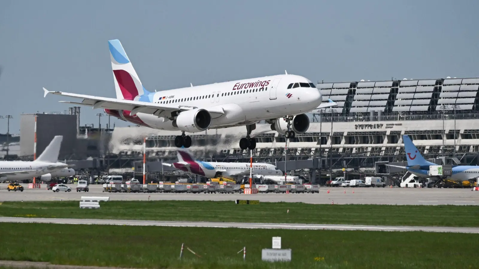 Auch bei Eurowings machen sich die Piloten streikbereit. (Archivbild) (Foto: Bernd Weißbrod/dpa)