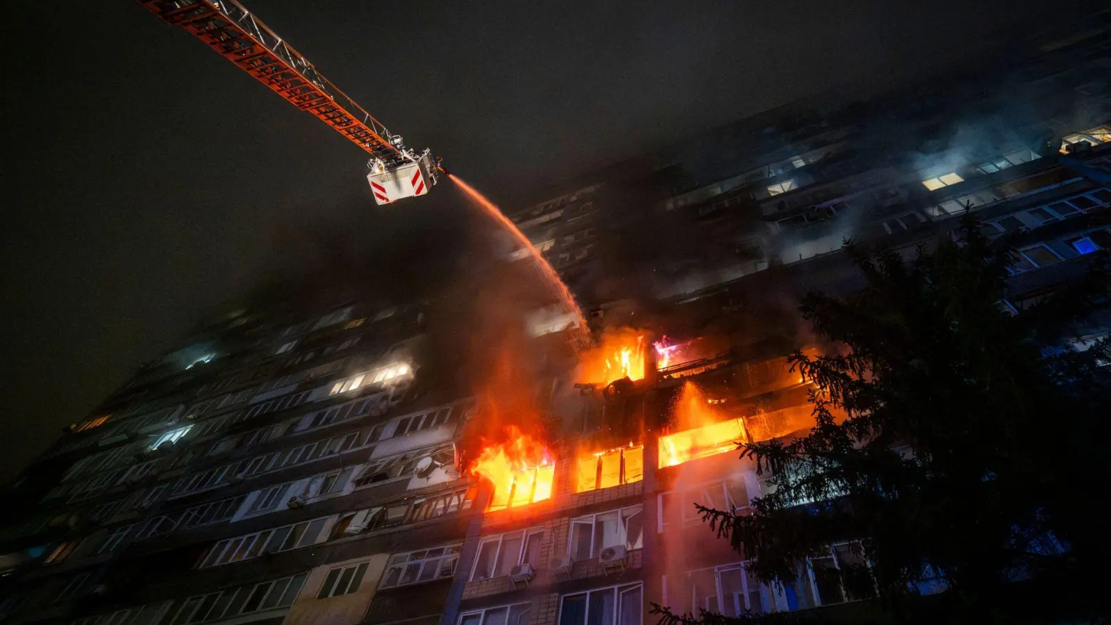 Der ukrainische Präsident Wolodymyr Selenskyj fordert ein Handeln gegen Russlands „Terror aus der Luft“. (Archivbild) (Foto: (AP Photo/Dan Bashakov)/AP/dpa)