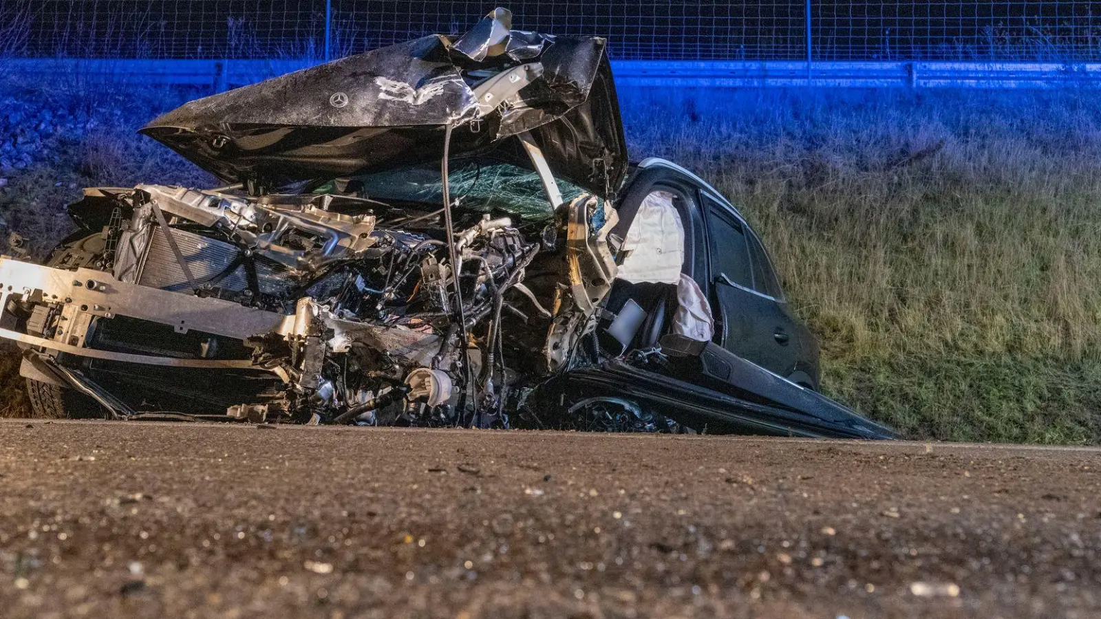 Eines der Unfallautos ist kaum noch zu erkennen. (Archivbild) (Foto: Stefan Puchner/dpa)