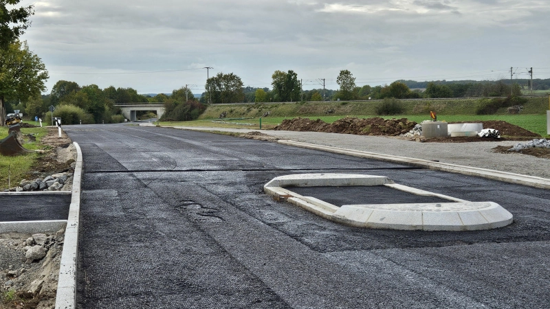  Hier sollen Radler künftig die Staatsstraße kreuzen: Die neue Querungshilfe am westlichen Ortsrand von Hannenbach. (Foto: Wolfgang Grebenhof)