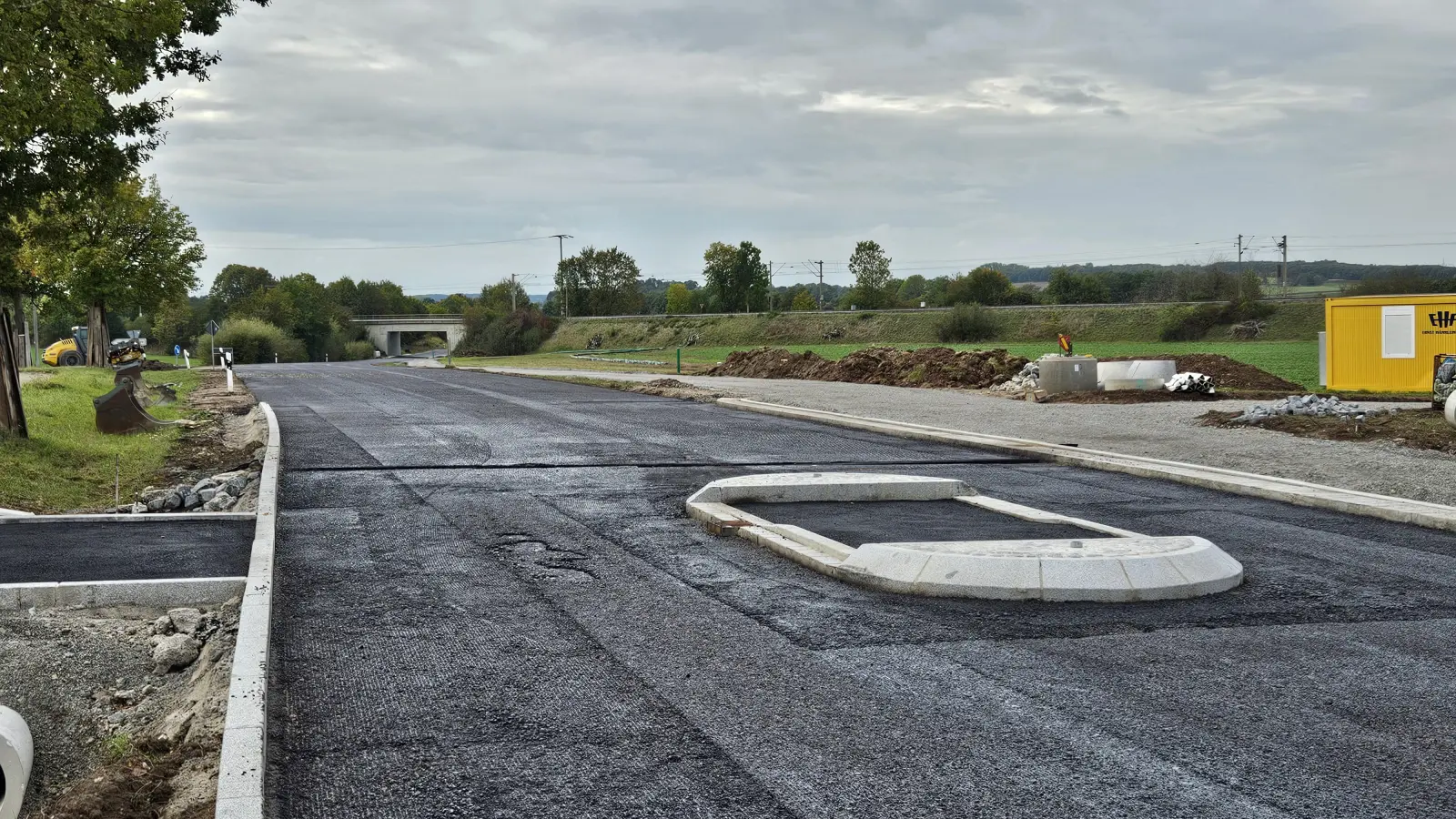  Hier sollen Radler künftig die Staatsstraße kreuzen: Die neue Querungshilfe am westlichen Ortsrand von Hannenbach. (Foto: Wolfgang Grebenhof)