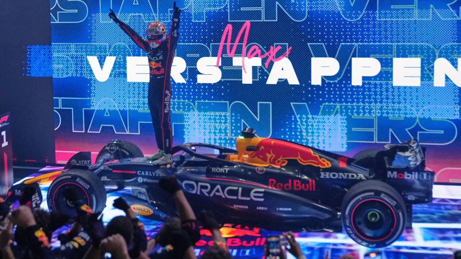 Der Weltmeister auf der Siegerbühne. (Foto: Altaf Qadri/AP/dpa)
