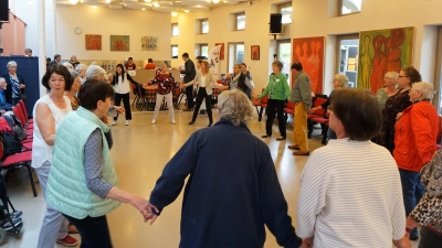 Mit einfachen Schritten waren die Kreistänze schnell zu lernen. Zahlreiche Besucherinnen reihten sich ein. (Foto: Christian Tisch-Rottensteiner)
