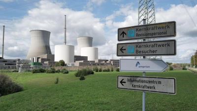 Am 25. Oktober sollen die beiden rund 160 Meter hohen Kühltürme des vor knapp vier Jahren stillgelegten Atomkraftwerks Gundremmingen gesprengt werden. (Foto: Ulf Vogler/dpa)