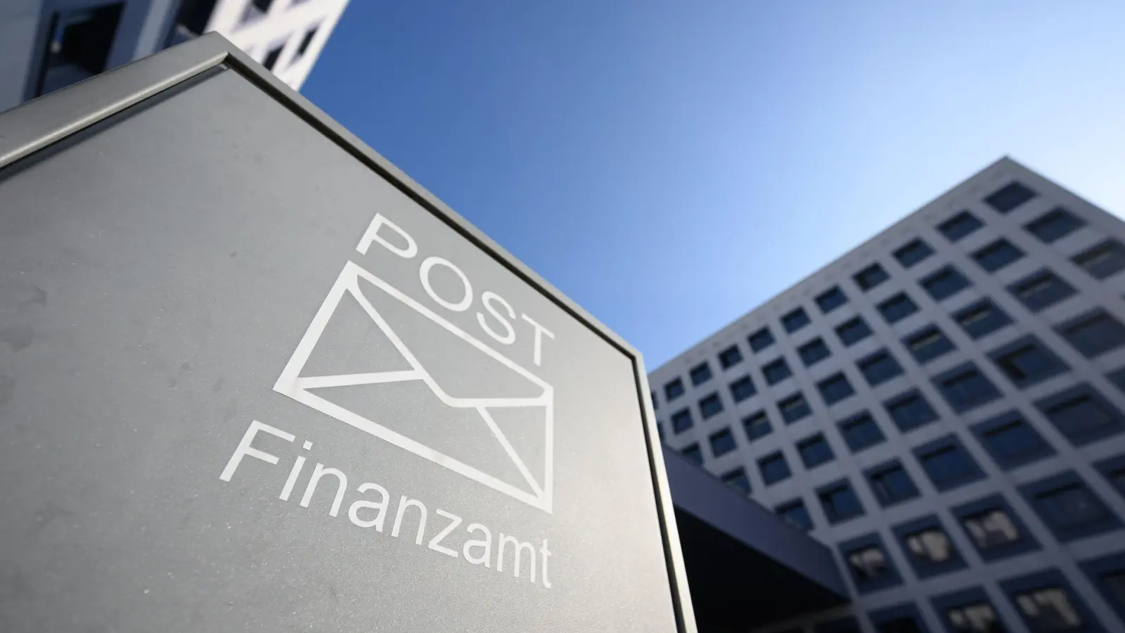 Festsetzungsvorschlag vom Finanzamt erhalten? Dann haben Angeschriebene vier Wochen Zeit, darauf zu reagieren. (Foto: Robert Michael/dpa)