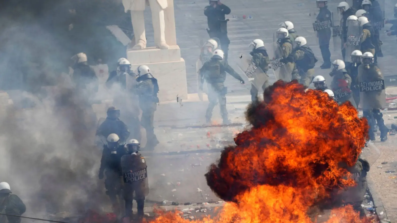 Vermummte schleuderten nach der Demo in Athen Brandsätze. (Foto: Thanassis Stavrakis/AP/dpa)