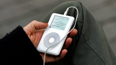 Mit 1.000 Songs auf einer Festplatte ließ der iPod ganze Musiksammlungen mitnehmen. (Archivbild) (Foto: picture alliance / dpa)