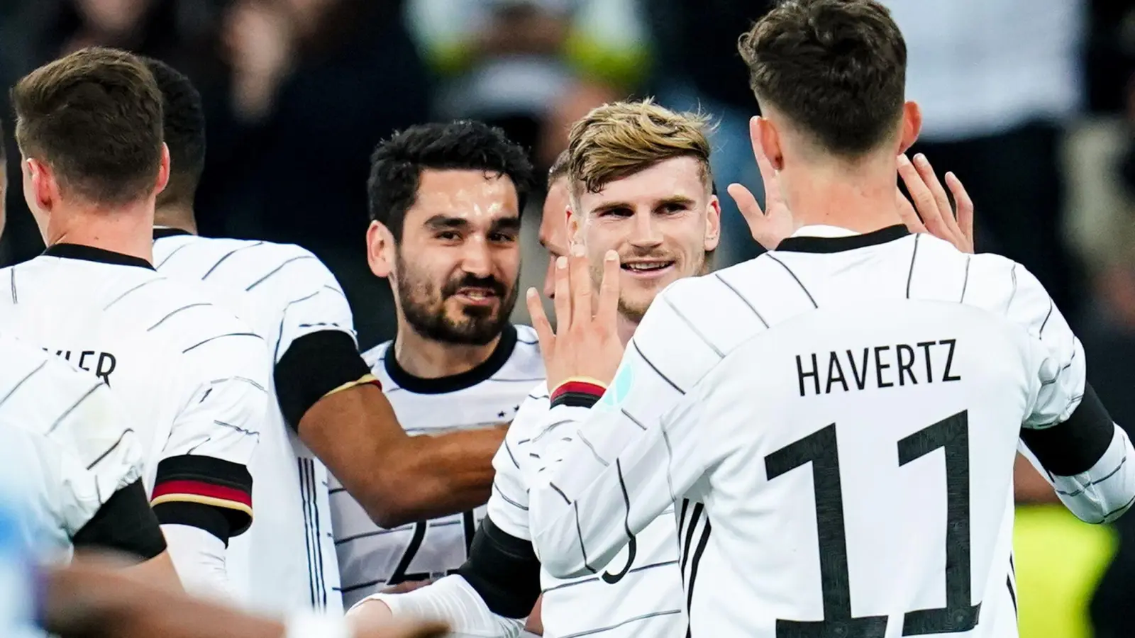 Timo Werner (2.v.r) klatscht mit Kai Havertz (11) nach dem Treffer zum 2:0 ab. (Foto: Uwe Anspach/dpa)