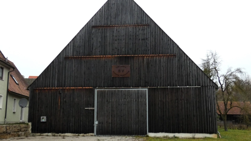 Aus der von der Gemeinde erworbenen Scheune soll ein Dorfgemeinschaftshaus werden. Ob das Projekt weiterverfolgt wird, soll nun per Bürgerentscheid geklärt werden. (Archivbild: Karl-Heinz Gisbertz)
